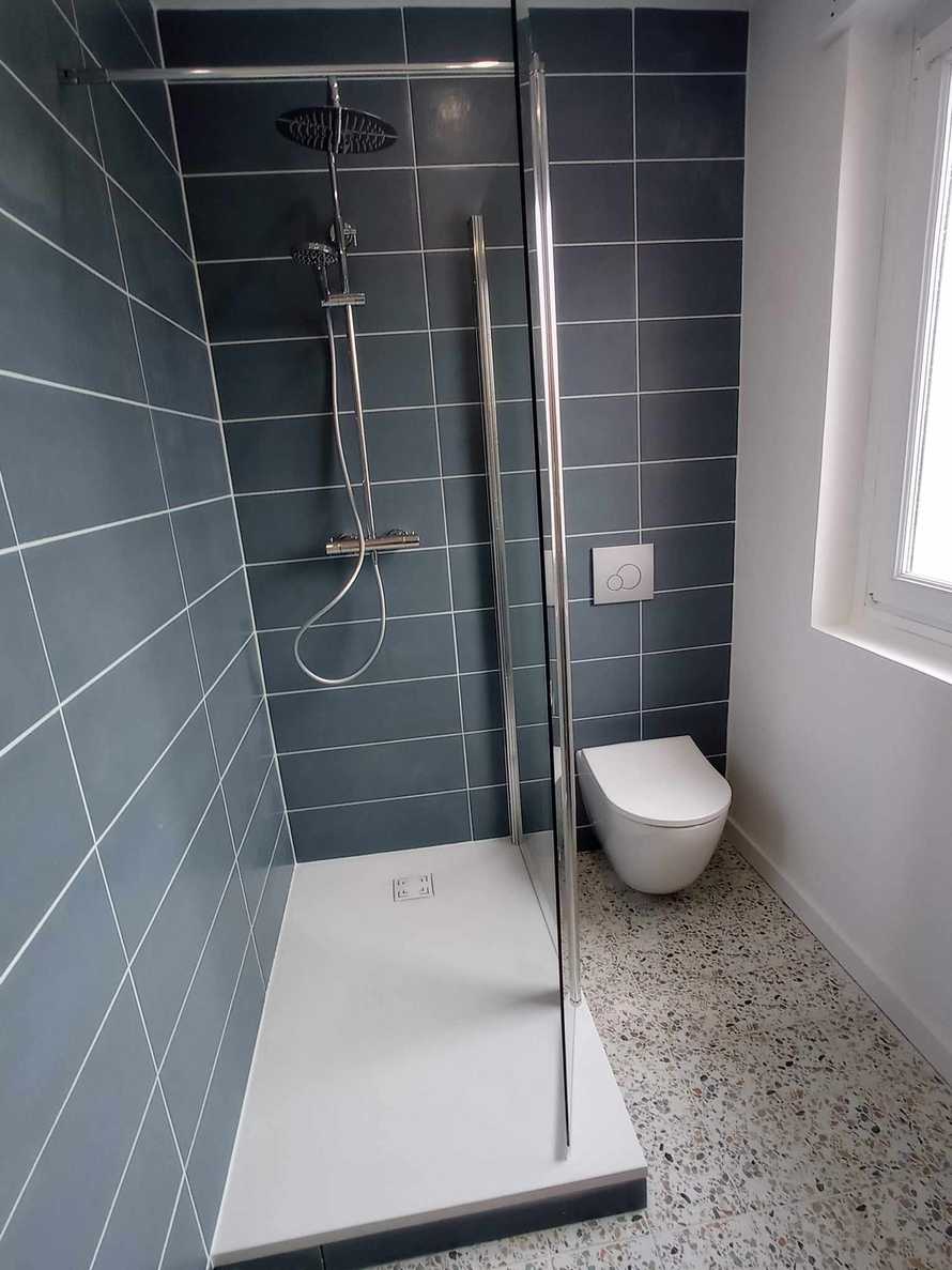 Une douche design avec un siège de toilette ajusté
