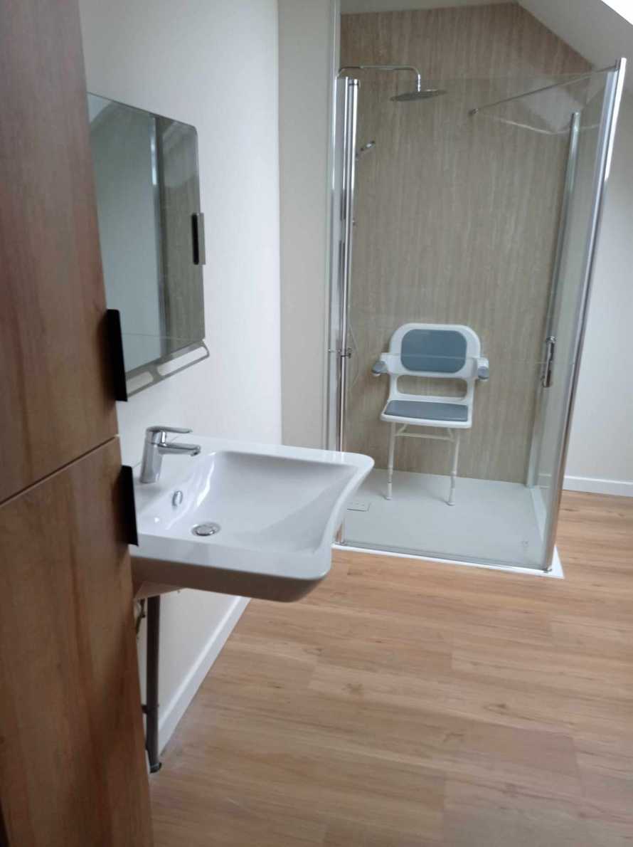 Une douche sécurisée avec un siège en position baissée