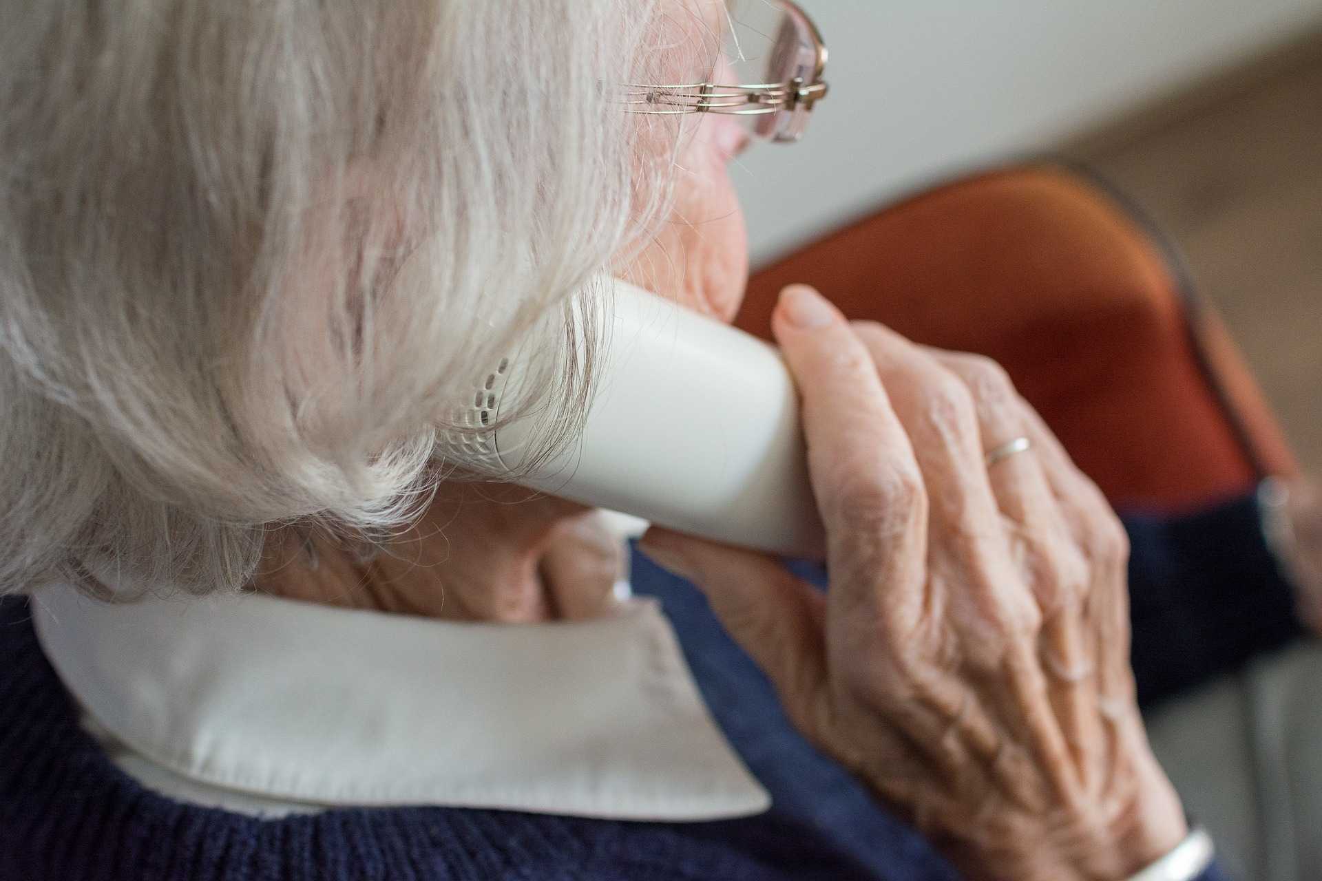 Une dâme est au téléphone