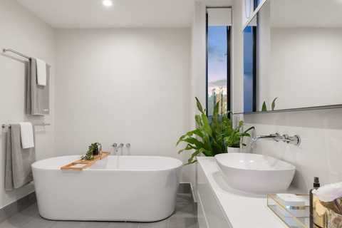 Une salle de bains contenant une jolie baignoire