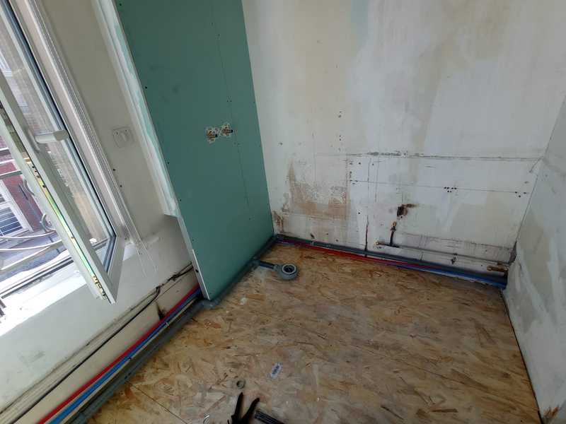 Une salle de bains avant la rénovation avec sol en OBS3 et placo hydrofuge sur ossature métallique