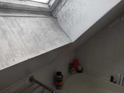 Une grosse trace d'humidité sur un lavabo