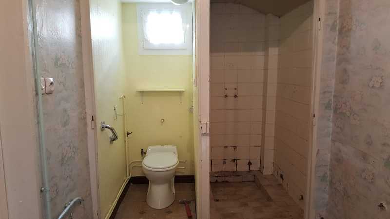 Une salle de bains vieillotte à Courchelettes
