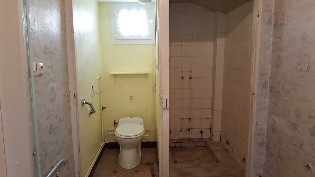 Une salle de bains vieillotte à Courchelettes