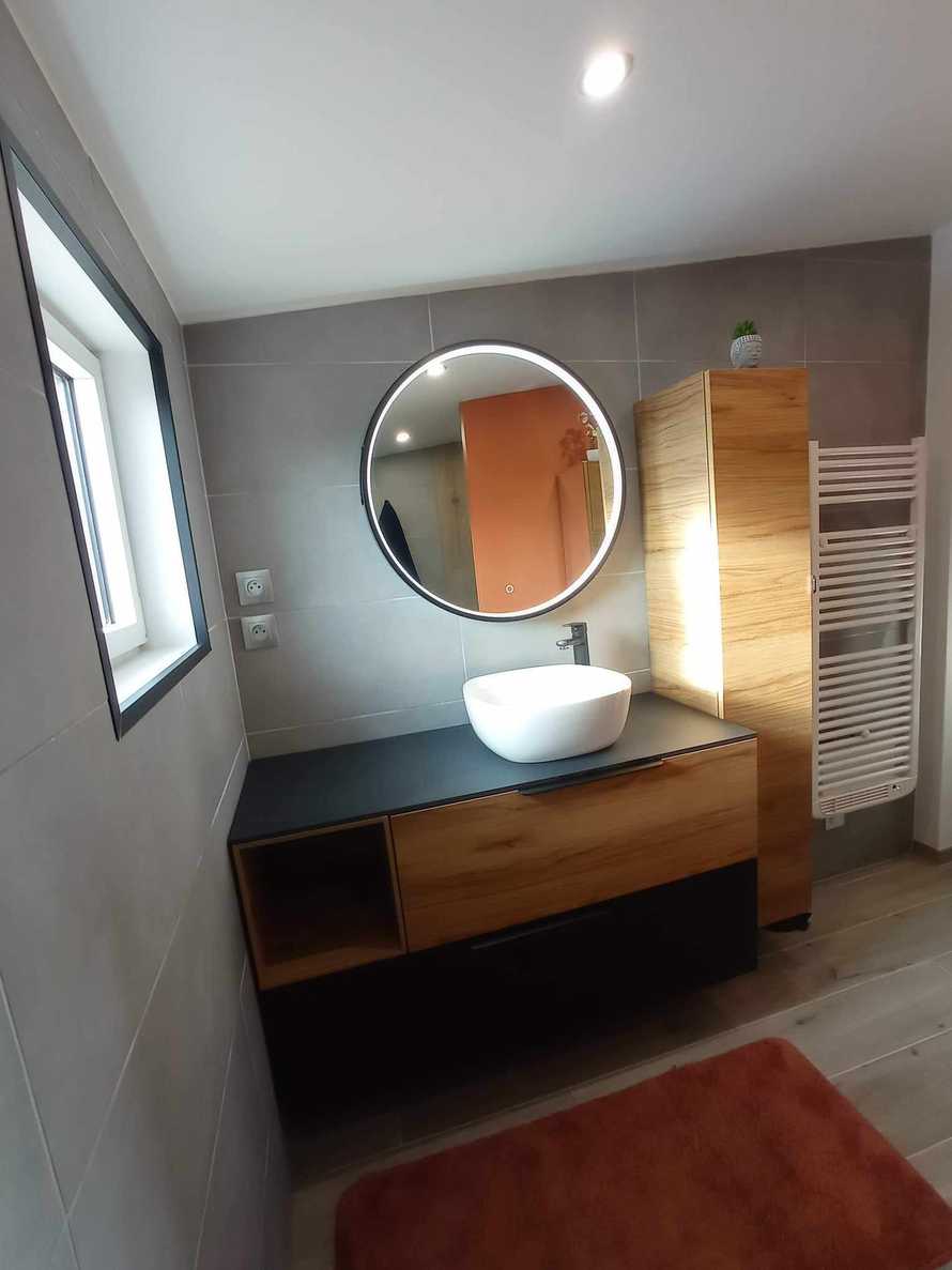 Un sublime meuble vasque avec vasque posée à la scandinave