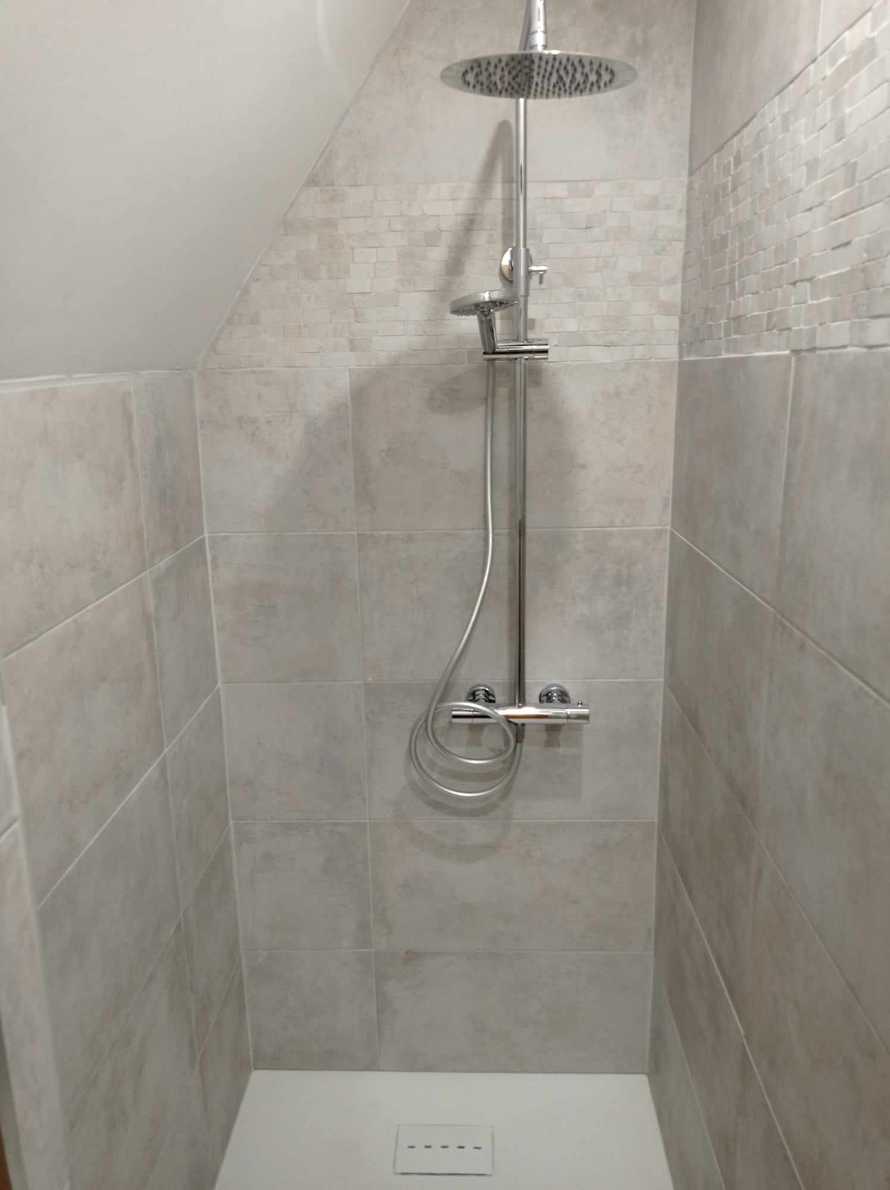 Une douche de plein pied construite sous une mansarde