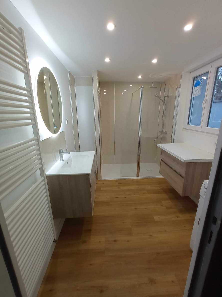 Une salle de bain complète design et sécurisée
