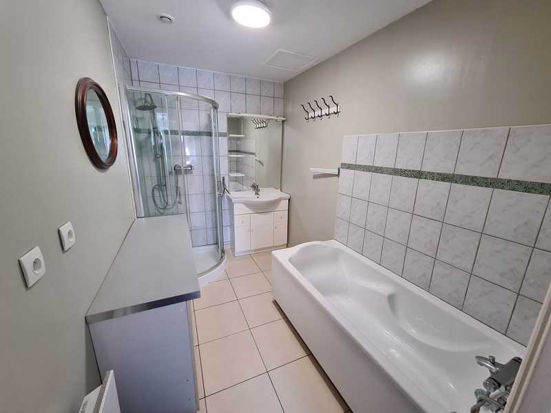 Une salle de bains avant la rénovation
