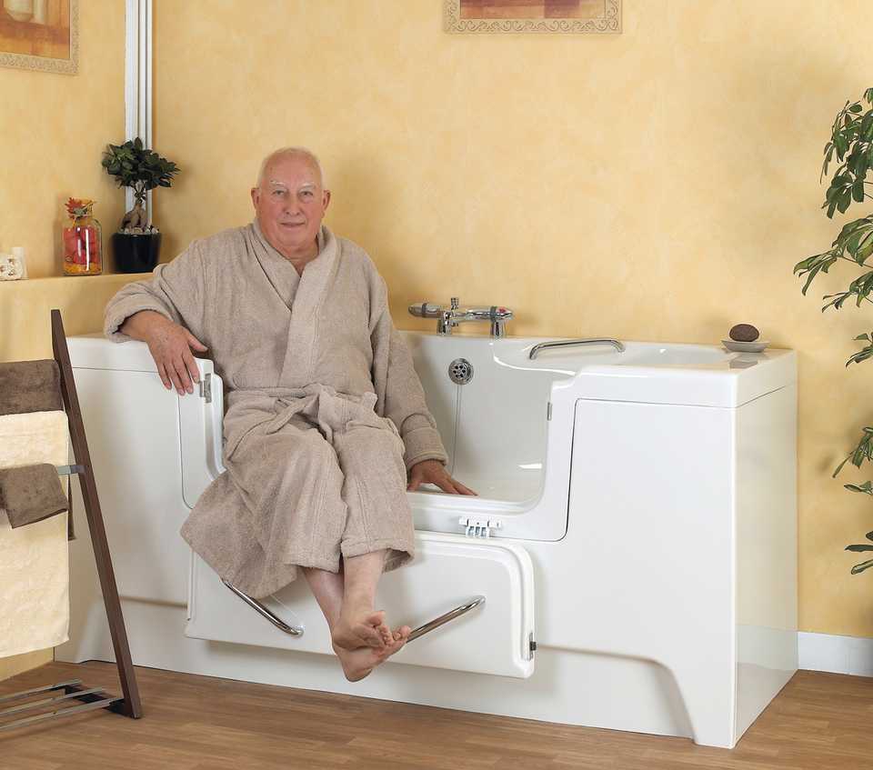 Baignoire à porte ouverte avec une personne âgée à l'intérieur