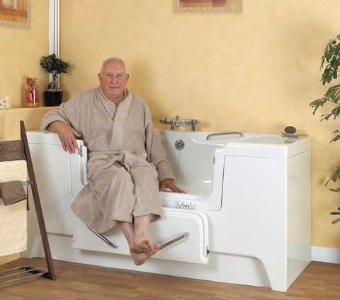 Baignoire à porte ouverte avec une personne âgée à l'intérieur
