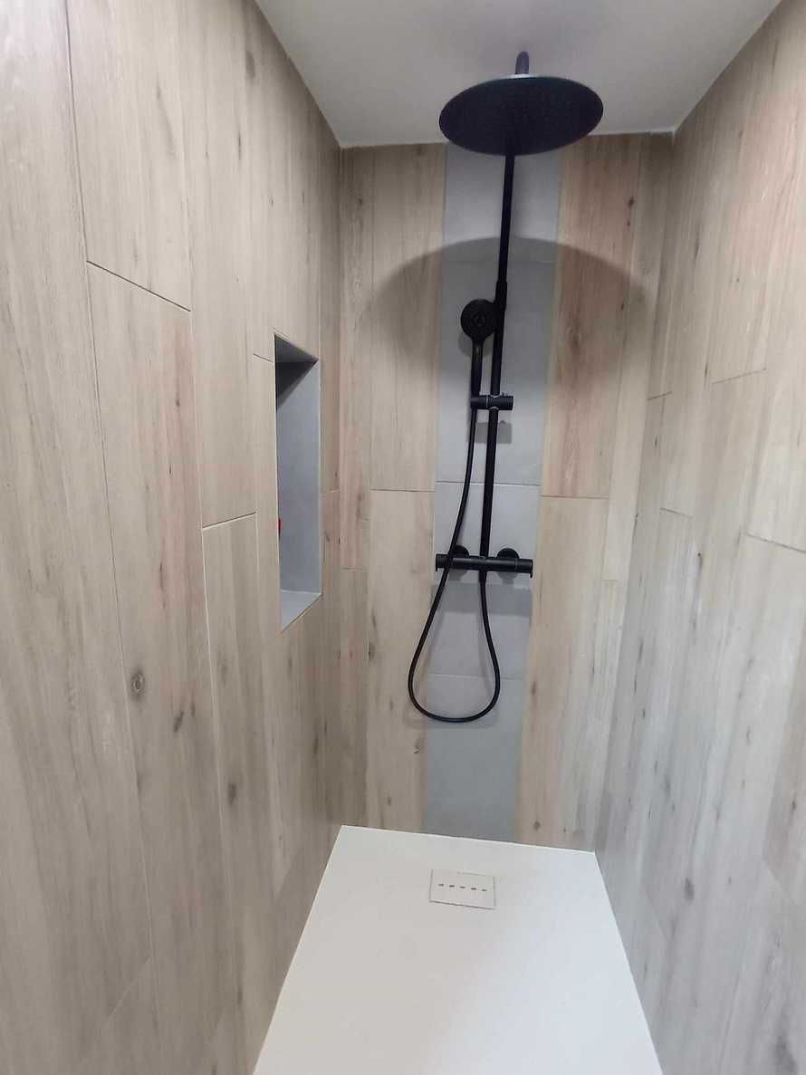 Une salle d'eau effet bois dédiée à la douche
